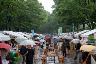 雨のアースデイマーケット