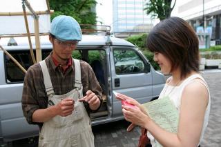 山木さんを取材する山本さん